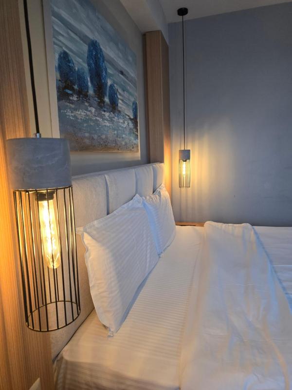 Deluxe Double Room with Balcony image 4