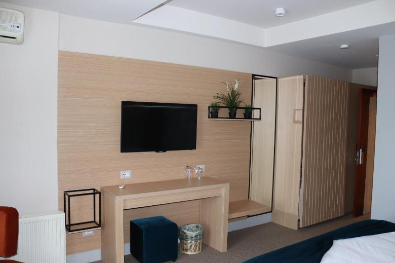 Deluxe Double Room with Balcony image 1