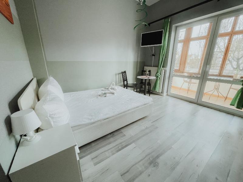 Queen Room with Balcony image 4