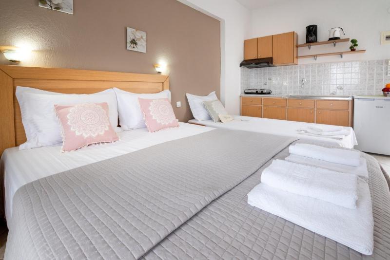 Deluxe Triple Room with Sea View image 4