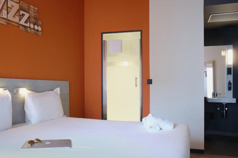 Single Room image 3