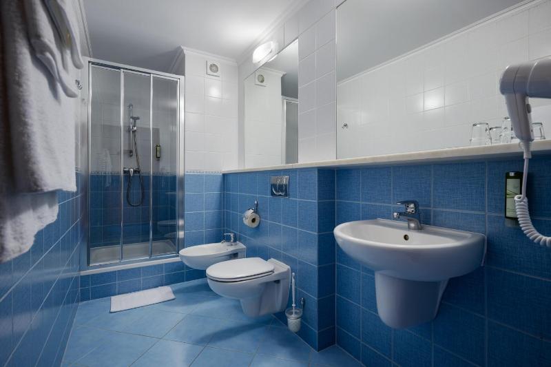 Double Room with Extra Bed image 1