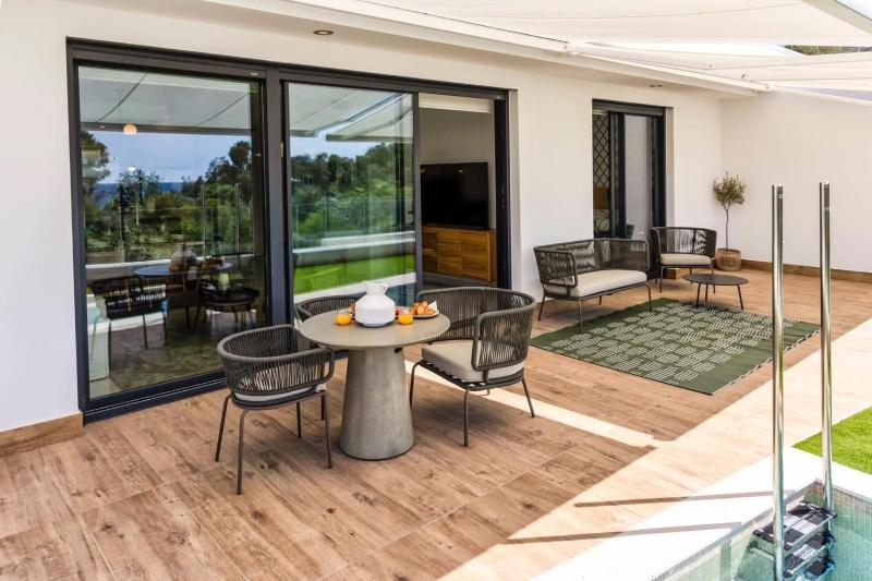 Luxury Sea View Apartment by United Renters - image 17