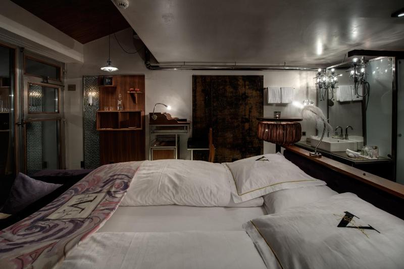 Cozy Art Double Room image 4