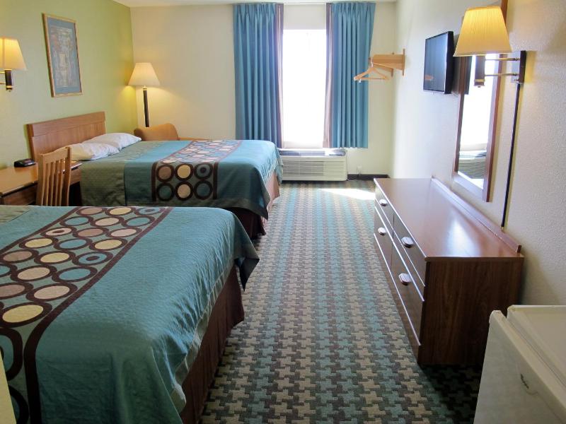 Queen Room with Two Queen Beds - Non-Smoking image 4