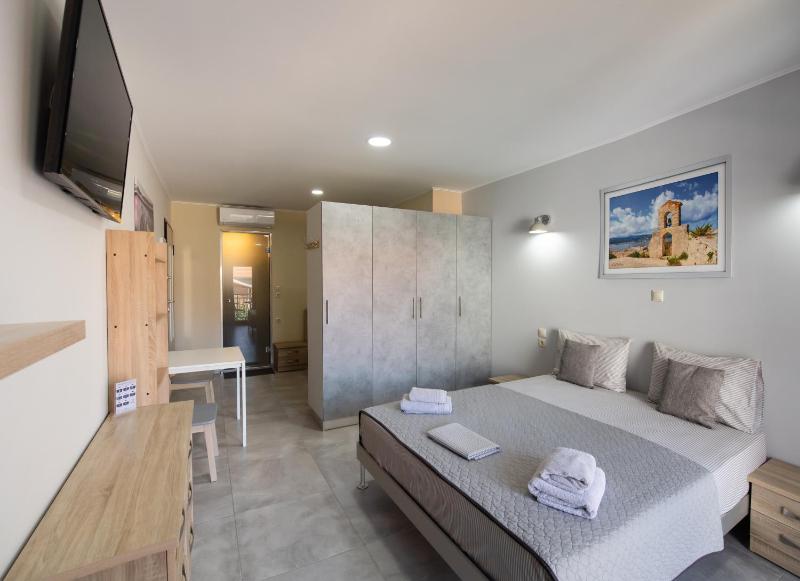 Triple Room with Balcony image 1