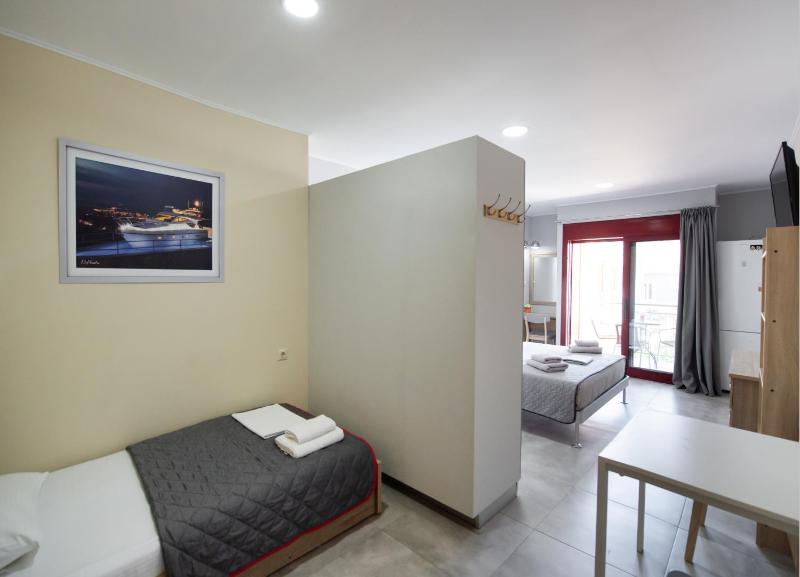 Triple Room with Balcony image 4