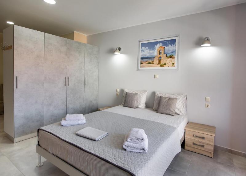 Triple Room with Balcony image 3