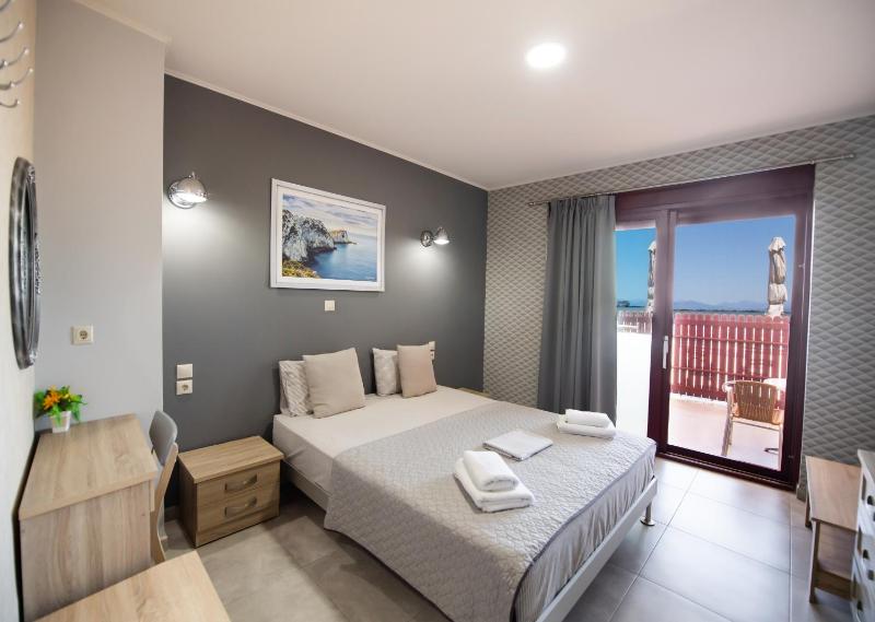 Deluxe Double Room image 2