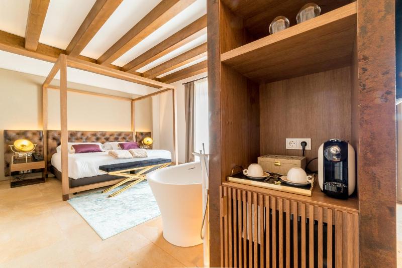 Castle Suite with Balcony image 3