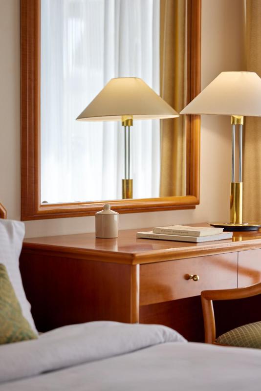 Standard Twin Room with Side View image 4