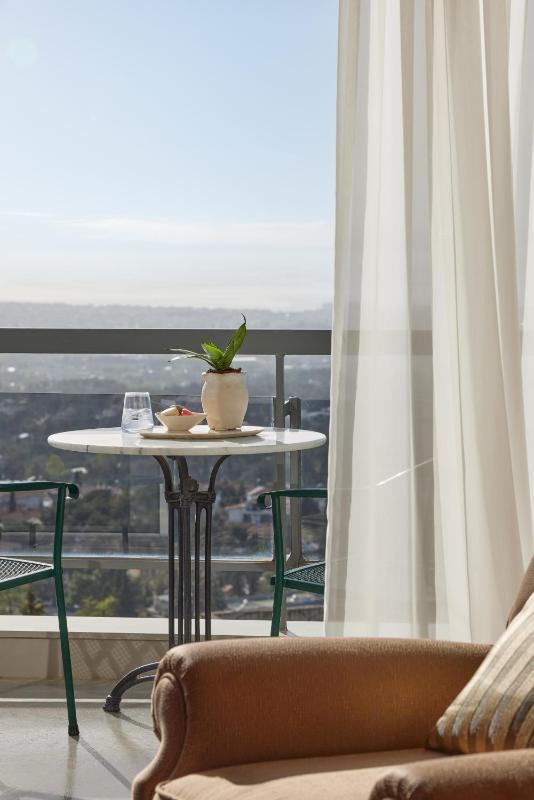 Twin Room with Panoramic City and Sea View image 4
