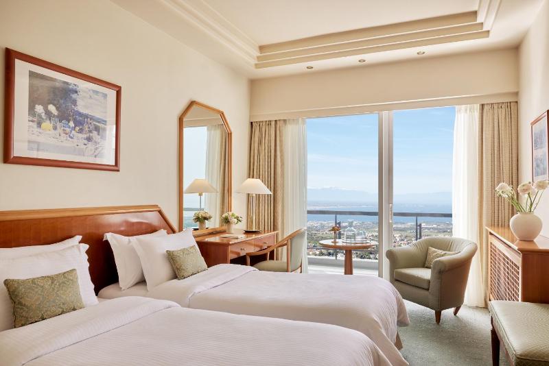 Twin Room with Panoramic City and Sea View image 1