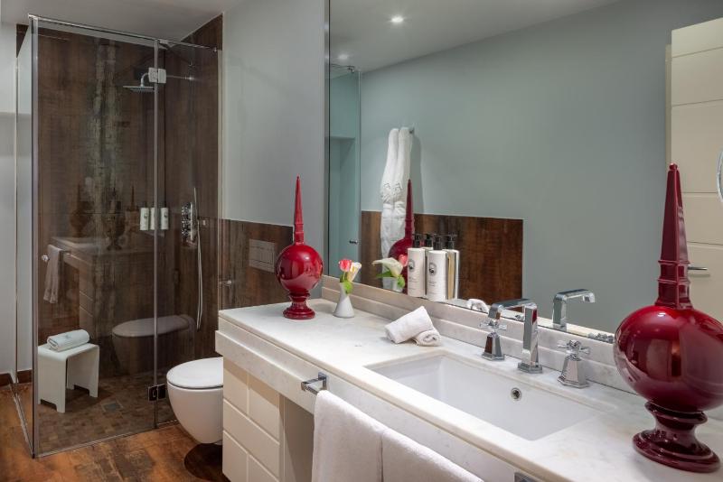 Deluxe Double Room image 3