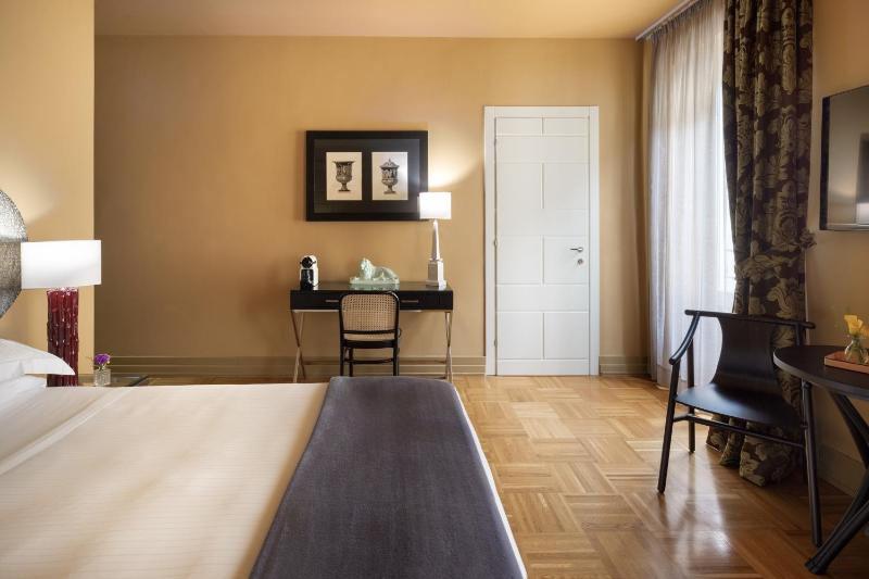 Deluxe Double Room image 4