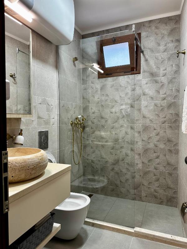 One-Bedroom Apartment image 2