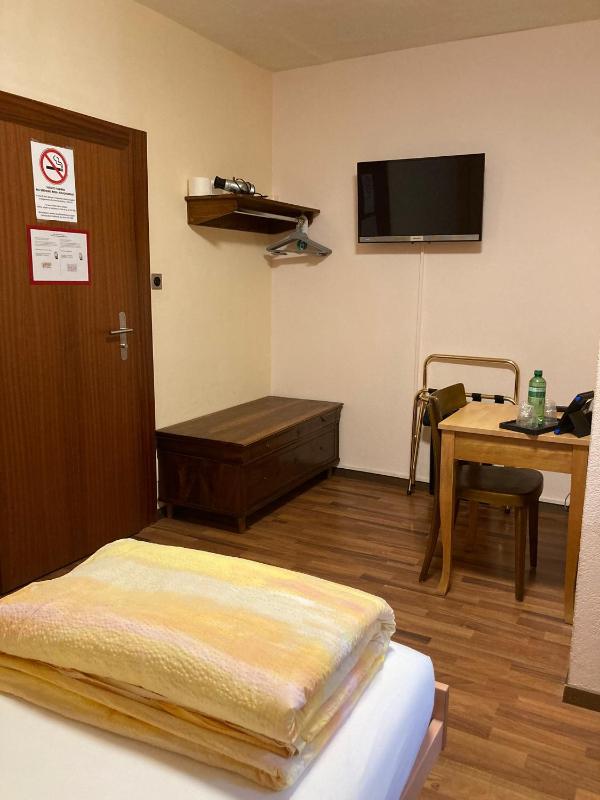 Double or Twin Room image 4