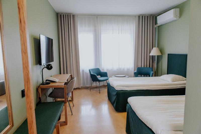 Standard Twin Room image 1