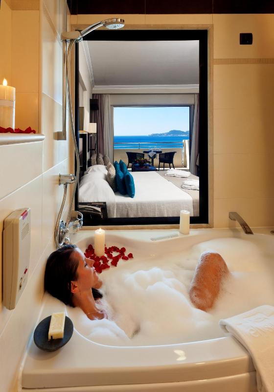 Superior Double Room with Sea View image 4