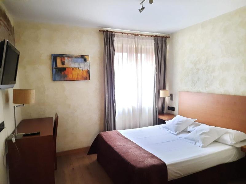 Standard Queen Room image 3