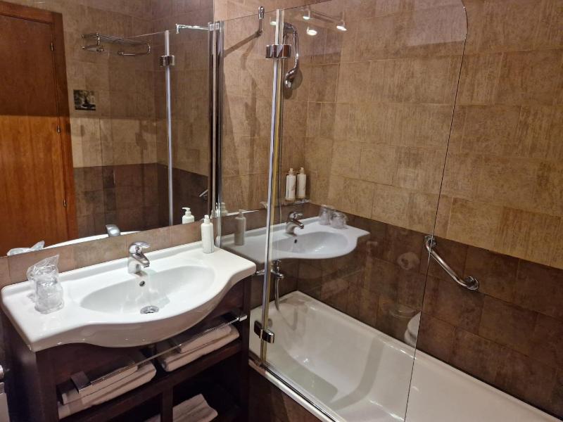 Standard Queen Room image 4