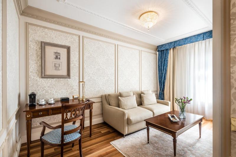 Deluxe Suite image 3