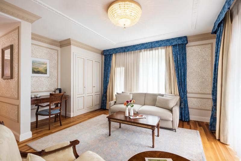 Grand Deluxe Suite image 3