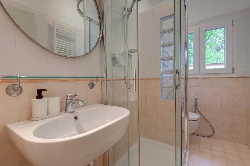 Ardiglione Apartment by Mamo Florence - image 12