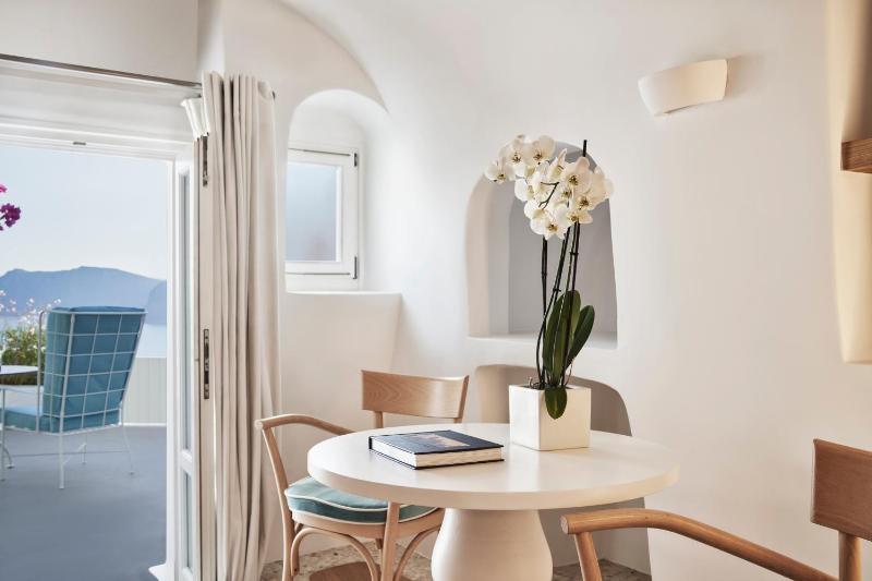Junior Suite with Caldera View image 4