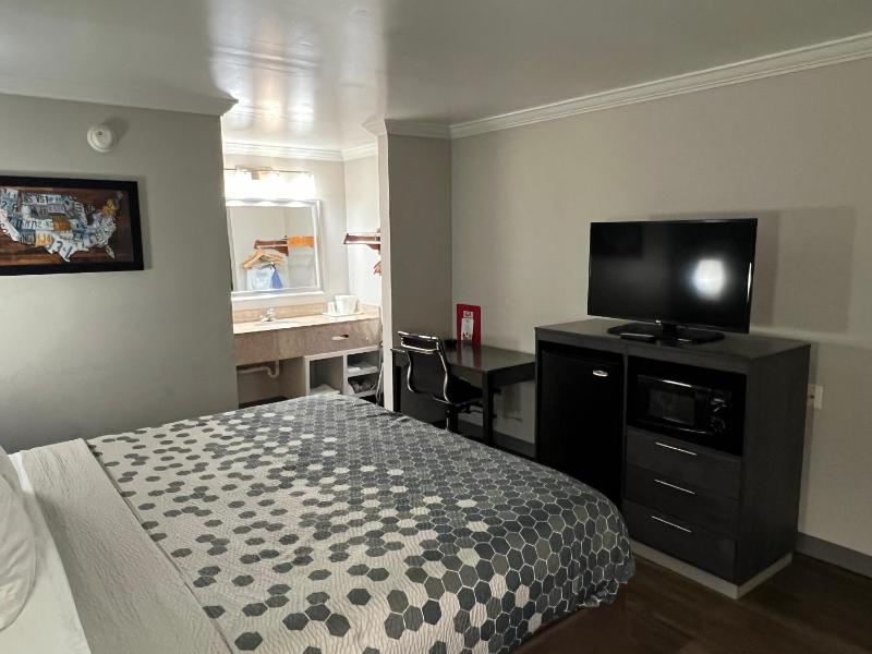 King Room - Accessible/Non-Smoking image 3