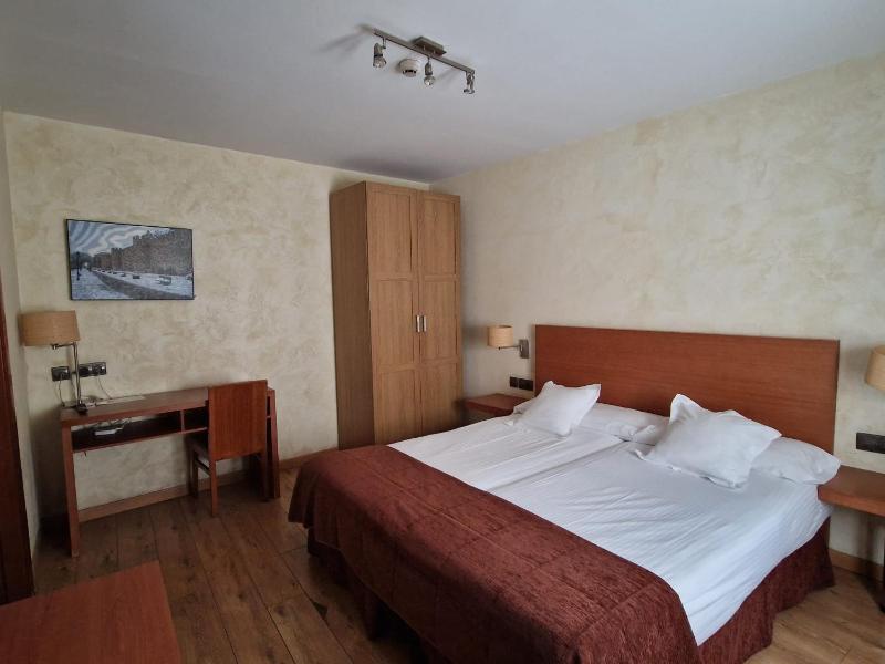 Standard Twin Room image 2