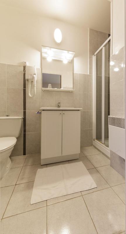 Standard Quadruple Room image 3