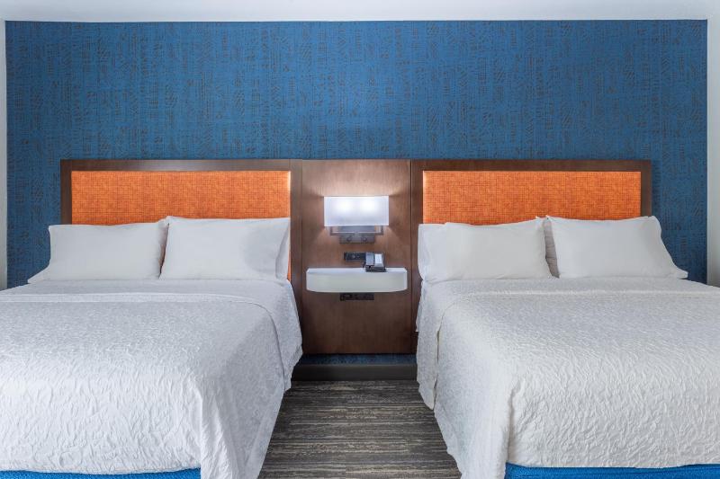 Queen Room with Two Queen Beds - Non-Smoking image 2