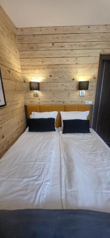 Deluxe Double Room with Extra Bed image 3