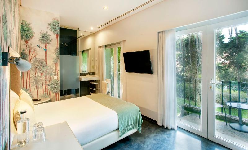 Junior Double Room with Balcony image 4