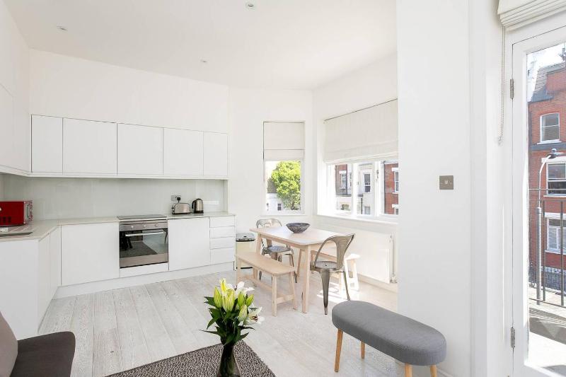 GuestReady - West Kensington Home w/Balcony Images