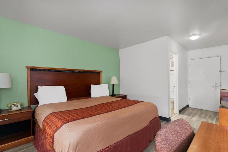 King Room - Non-Smoking image 3