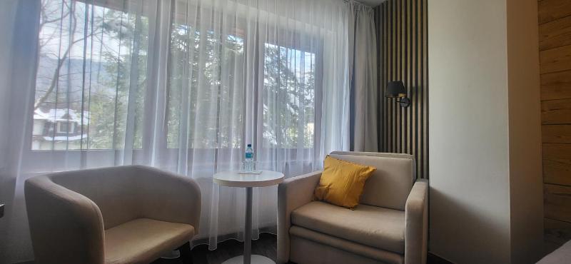 Deluxe Double Room with Extra Bed image 4
