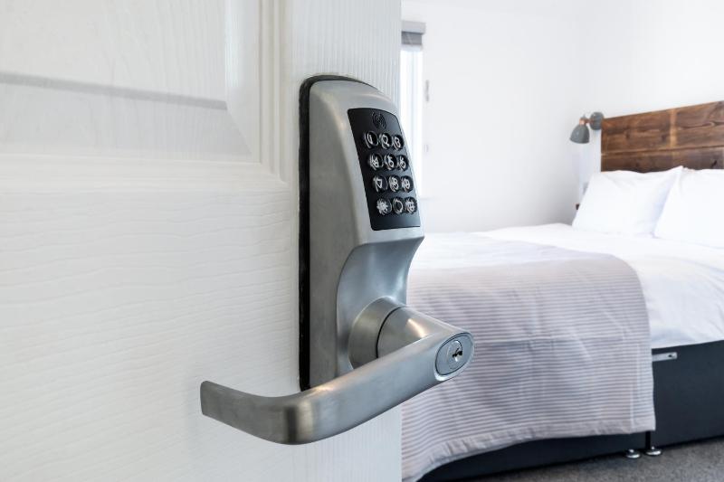 Deluxe King Room with Sea View image 3