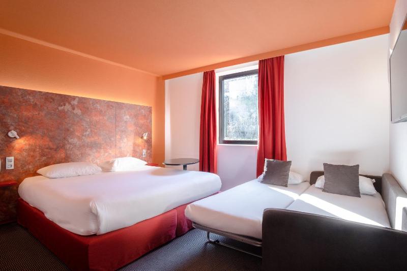 Room with a Double Bed and Twin Beds image 2