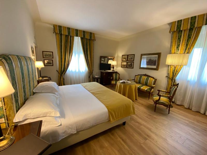 Deluxe Double or Twin Room with Balcony image 4