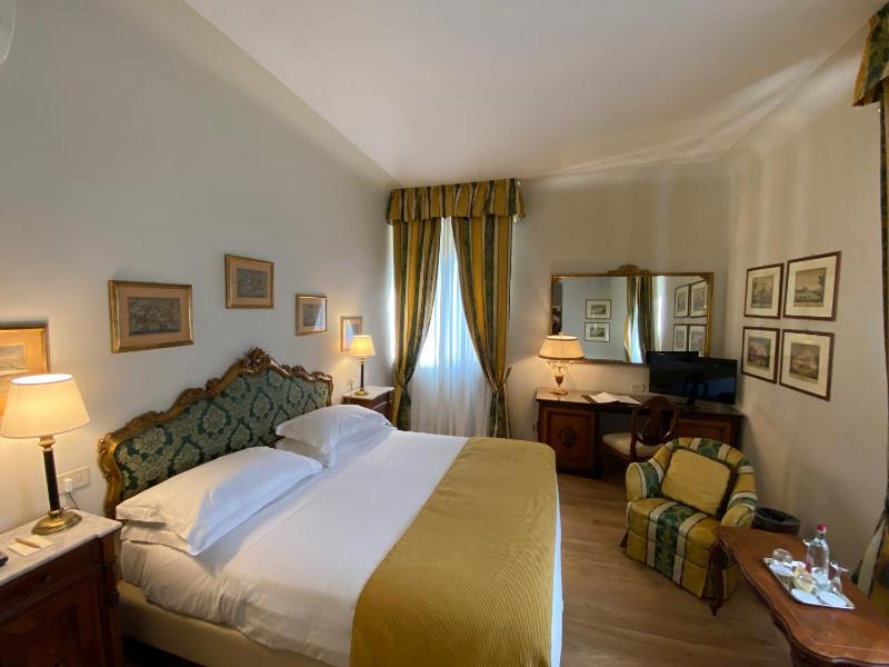 Deluxe Double or Twin Room with Balcony image 3