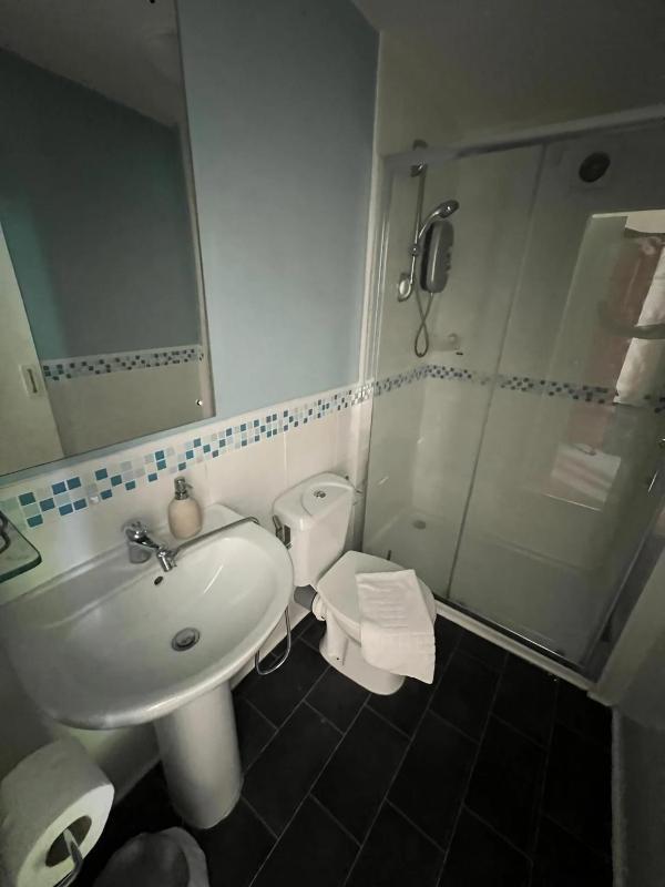 Small Single Room image 3