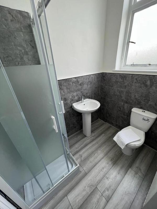 Small Single Room image 2
