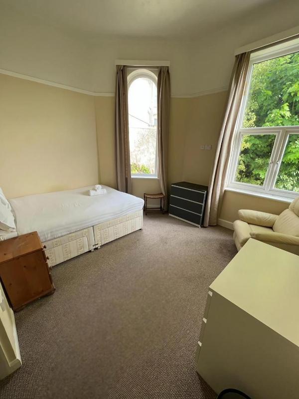 Small Double Room image 4