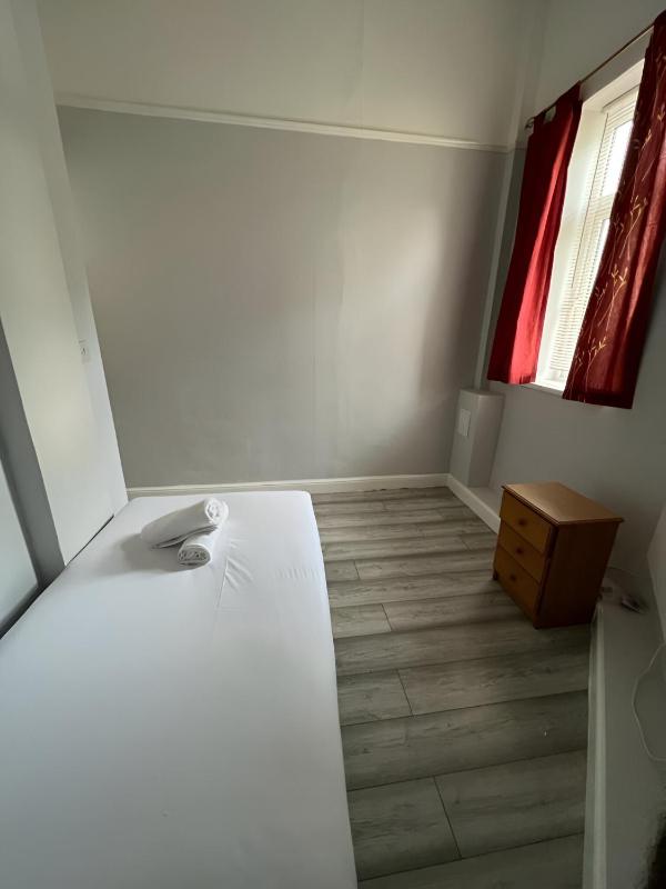 Small Single Room image 4