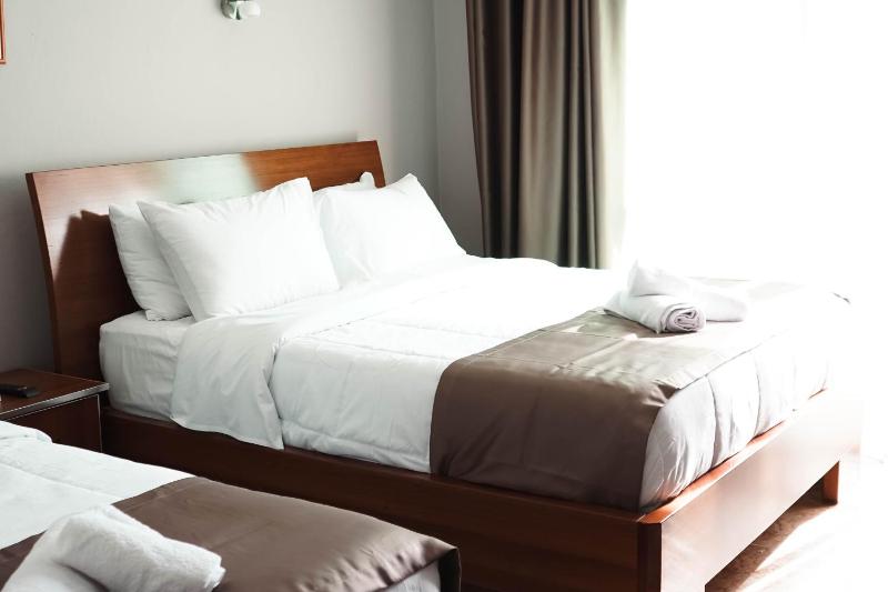 Triple Room with Balcony and Partial Sea View image 3