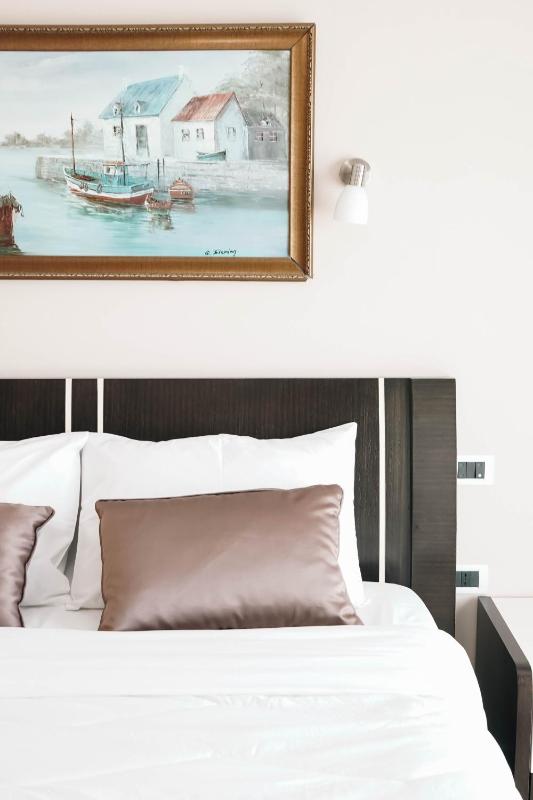 Double Room with Balcony and Partial Sea View image 3