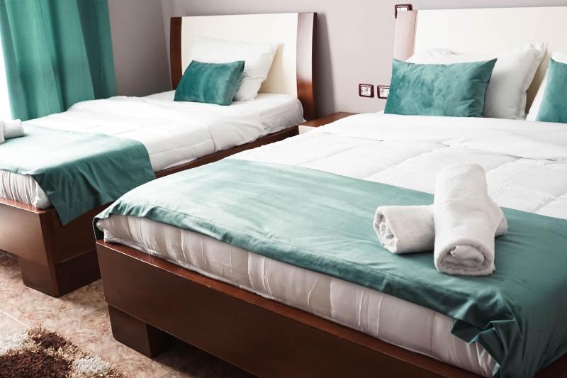 Triple Room with Balcony and Partial Sea View image 1