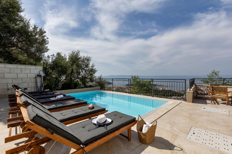 Villa Irena with heated pool and sea view - image 28